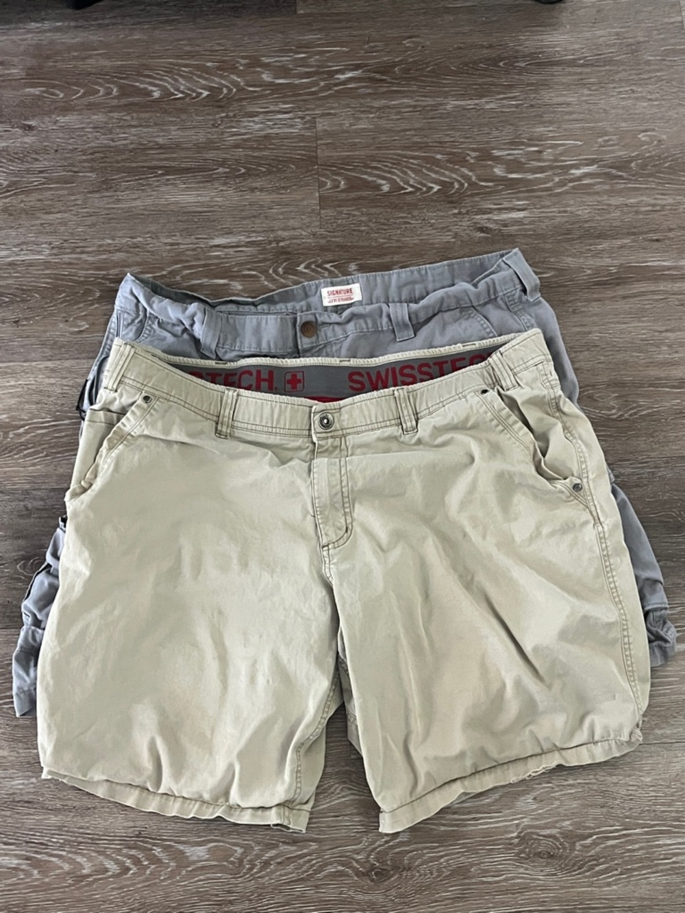 Signature by Levi Strauss Men's Cargo Shorts & Swiss Tech Men’s Shorts 40/42